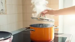 Pitäisikö keittoa keittää kansi päällä vai ilman – kokkien lopullinen vastaus