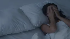 Miksi nolot muistot valtaavat mielen juuri ennen nukkumaanmenoa