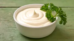 Kuinka valmistaa kotitekoinen majoneesi – helppo resepti ilman säilöntäaineita