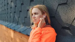 Miksi vain toinen langaton kuuloke toimii ja miten se korjataan nopeasti