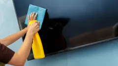 Moni puhdistaa television väärin – näin teet sen ilman raitoja ja naarmuja