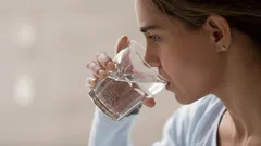 Tarvitseeko todella juoda kaksi litraa vettä päivässä ja voiko sen korvata muilla juomilla?