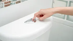 Tiedätkö, miksi moderneissa wc-istuimissa on kaksi huuhtelupainiketta?