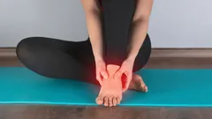 Kuinka selviytyä jalkojen ja väsymyksen oireista rankan päivän jälkeen: yksinkertaiset harjoitukset parempaan iltaan