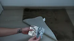 Miksi Kiinassa ja Saksassa monet ihmiset laittavat foliota maton alle?