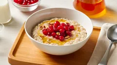 Kaurapuuro puolukoilla ja pellavansiemenillä – täydellinen aamiainen terveelliseen ruokavalioon