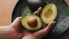 Kuinka hallita avokadon kypsymistä ja syödä se täydellisellä hetkellä