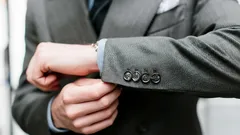 Miksi puvun hihassa on 'turhat' napit – et takuulla tiennyt tätä syytä