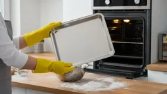 Näin puhdistat uunipellin helposti – parhaat kotikonstit testissä