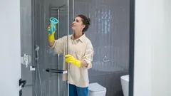 Suihkukaapin seinien puhdistus: näin estät kalkkikertymät kotona