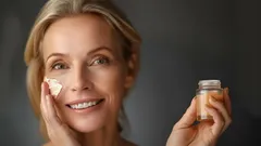 Ei vain turhaa, vaan myös haitallista: millainen kosmetiikka ei enää toimi 40 ikävuoden jälkeen