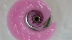 Helppo kotikonsti tiskialtaan tukoksen avaamiseen – tarvitset vain kaksi ainesosaa