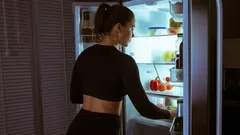 Iltanälkä vs. painonnousu: Näin voitat himon syömiseen pimeän tultua